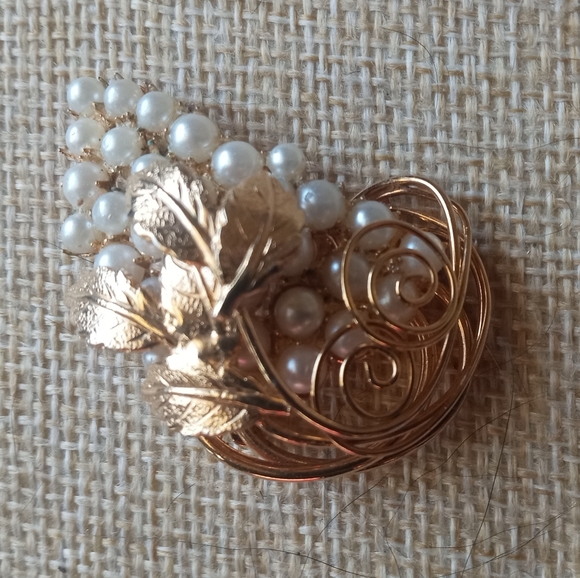 Hobe VTG Signed Gold Tone Faux Pearl Grape Cluster Brooch + Earrings Set - Picture 9 of 13